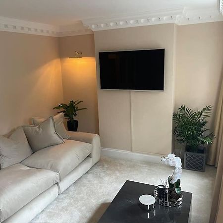 Newly Refurbished Apartment, Near Station & River Londra Exterior foto