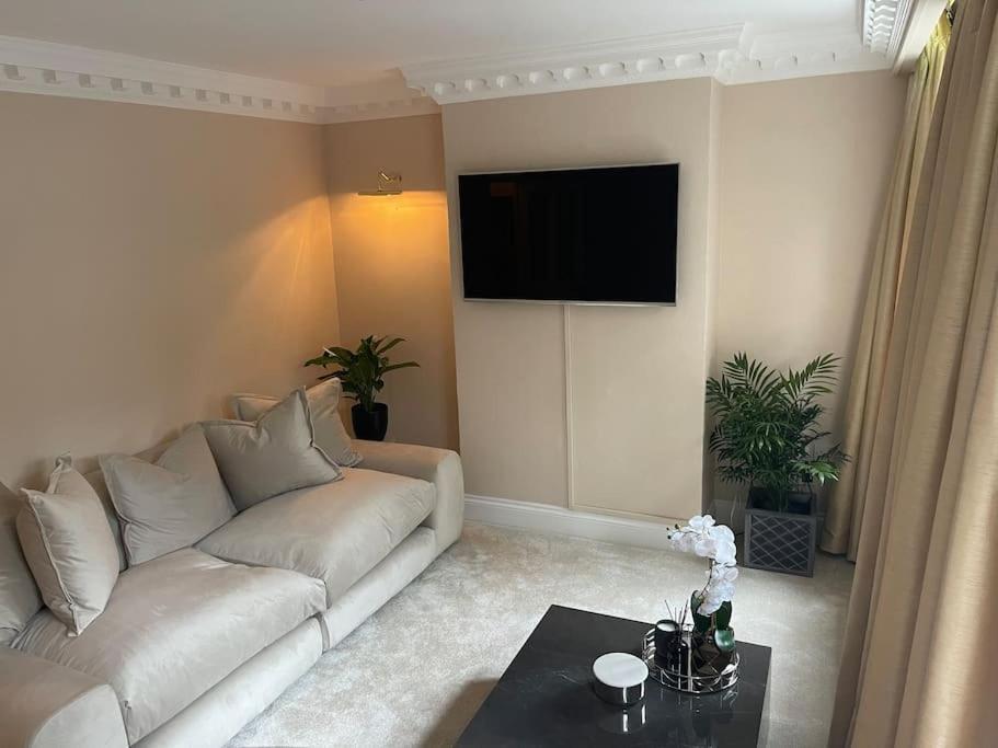 Newly Refurbished Apartment, Near Station & River Londra Exterior foto