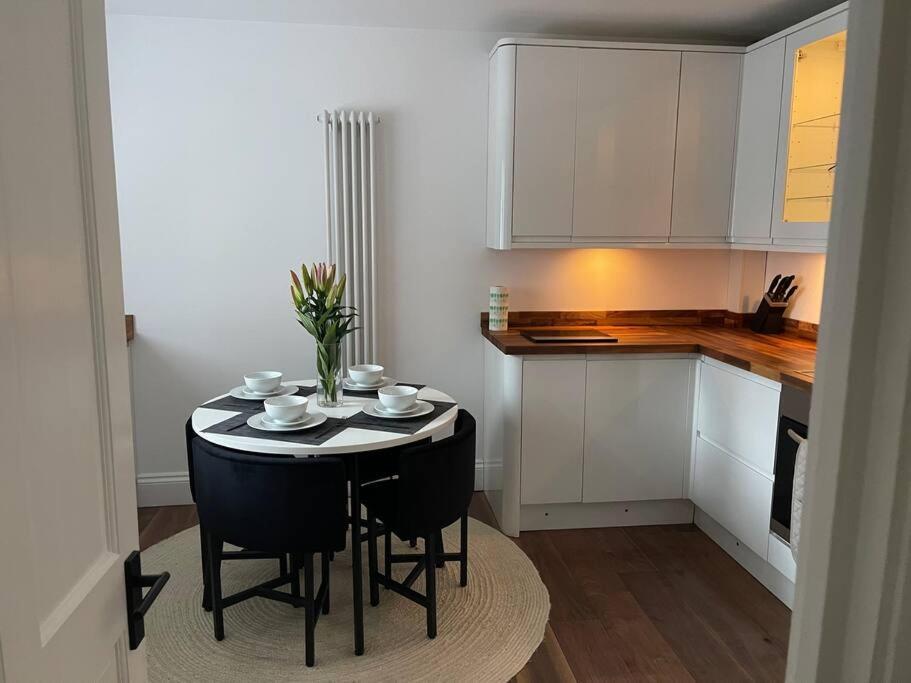 Newly Refurbished Apartment, Near Station & River Londra Exterior foto
