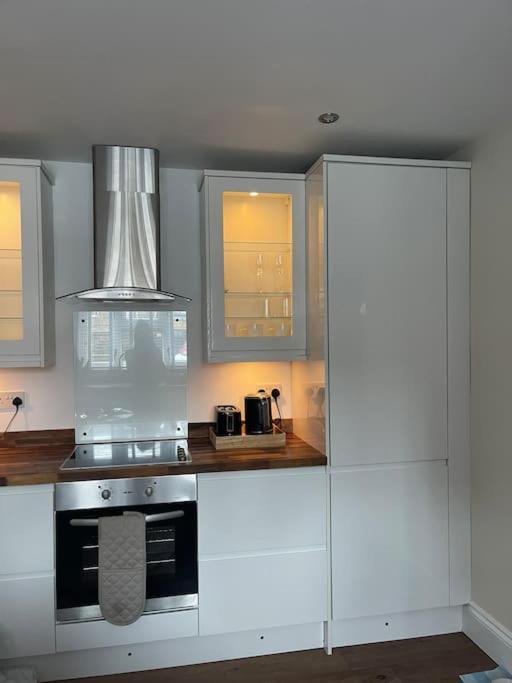 Newly Refurbished Apartment, Near Station & River Londra Exterior foto