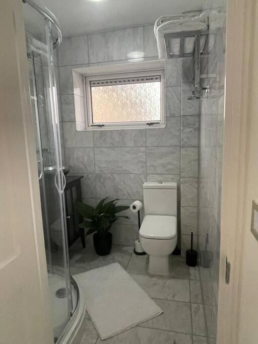 Newly Refurbished Apartment, Near Station & River Londra Exterior foto