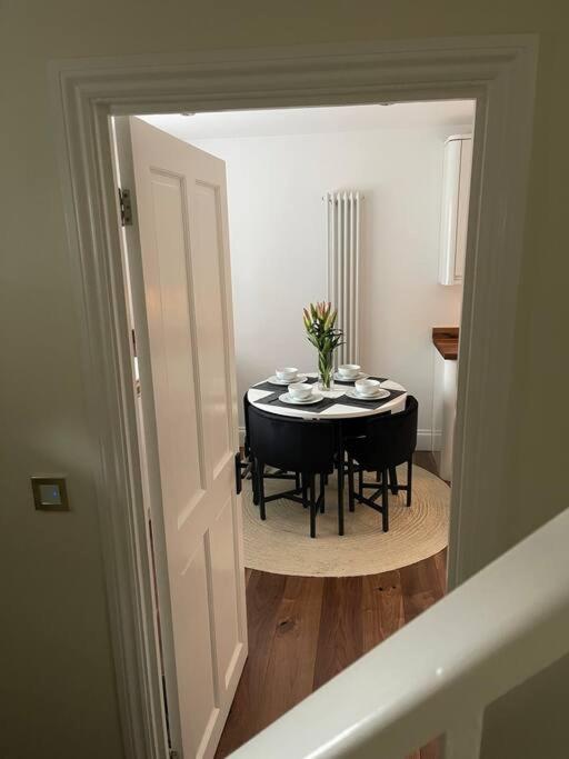 Newly Refurbished Apartment, Near Station & River Londra Exterior foto