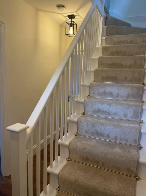 Newly Refurbished Apartment, Near Station & River Londra Exterior foto